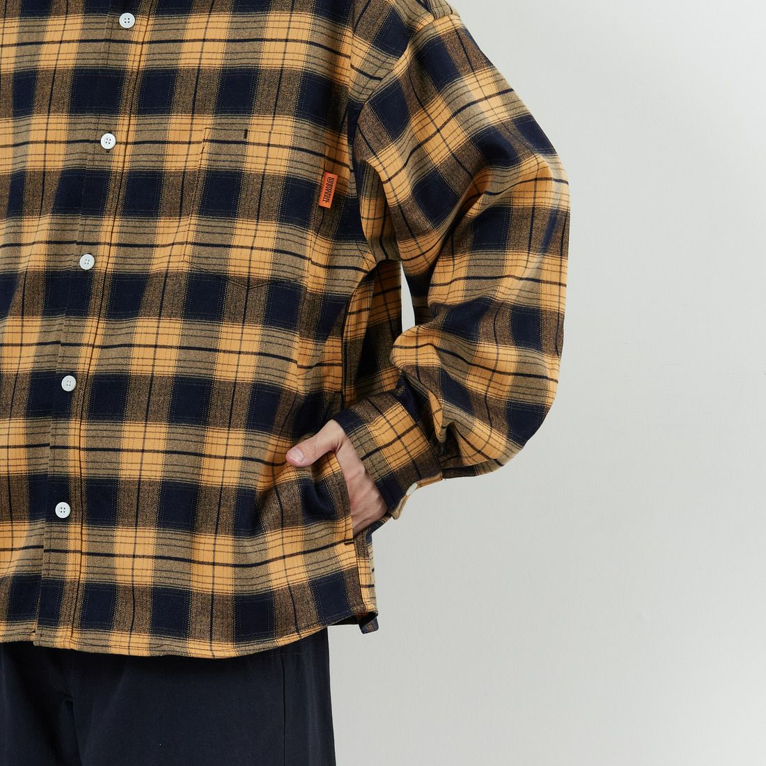 UNIVERSAL OVERALL [ユニバーサルオーバーオール] 別注 ビッグシルエットパジャマシャツ [U2511100IN-JF] YELLOW &&モデル身長：168cm 着用サイズ：M&&