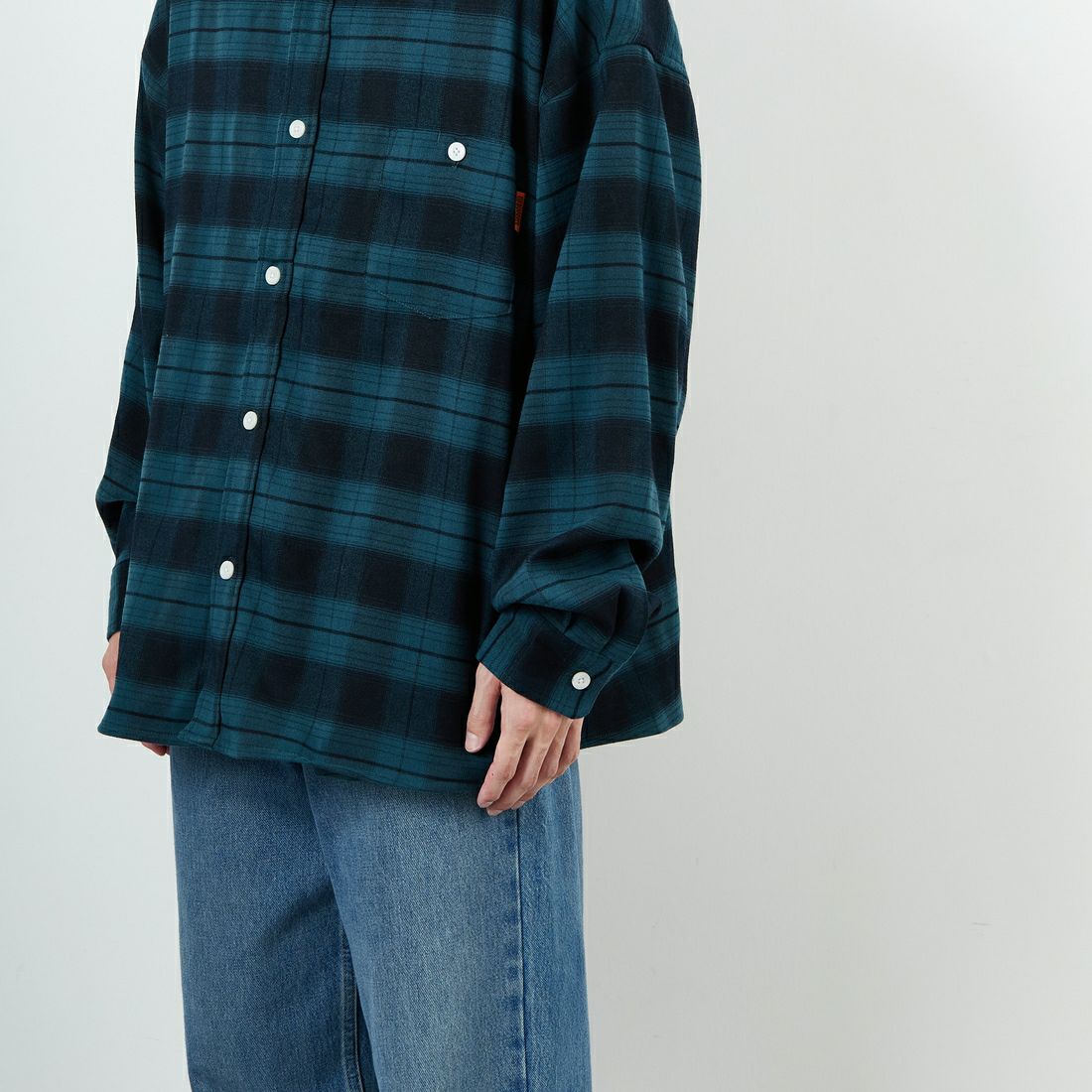 UNIVERSAL OVERALL [ユニバーサルオーバーオール] 別注 ビッグシルエットパジャマシャツ [U2511100IN-JF] GREEN &&モデル身長：168cm 着用サイズ：L&&