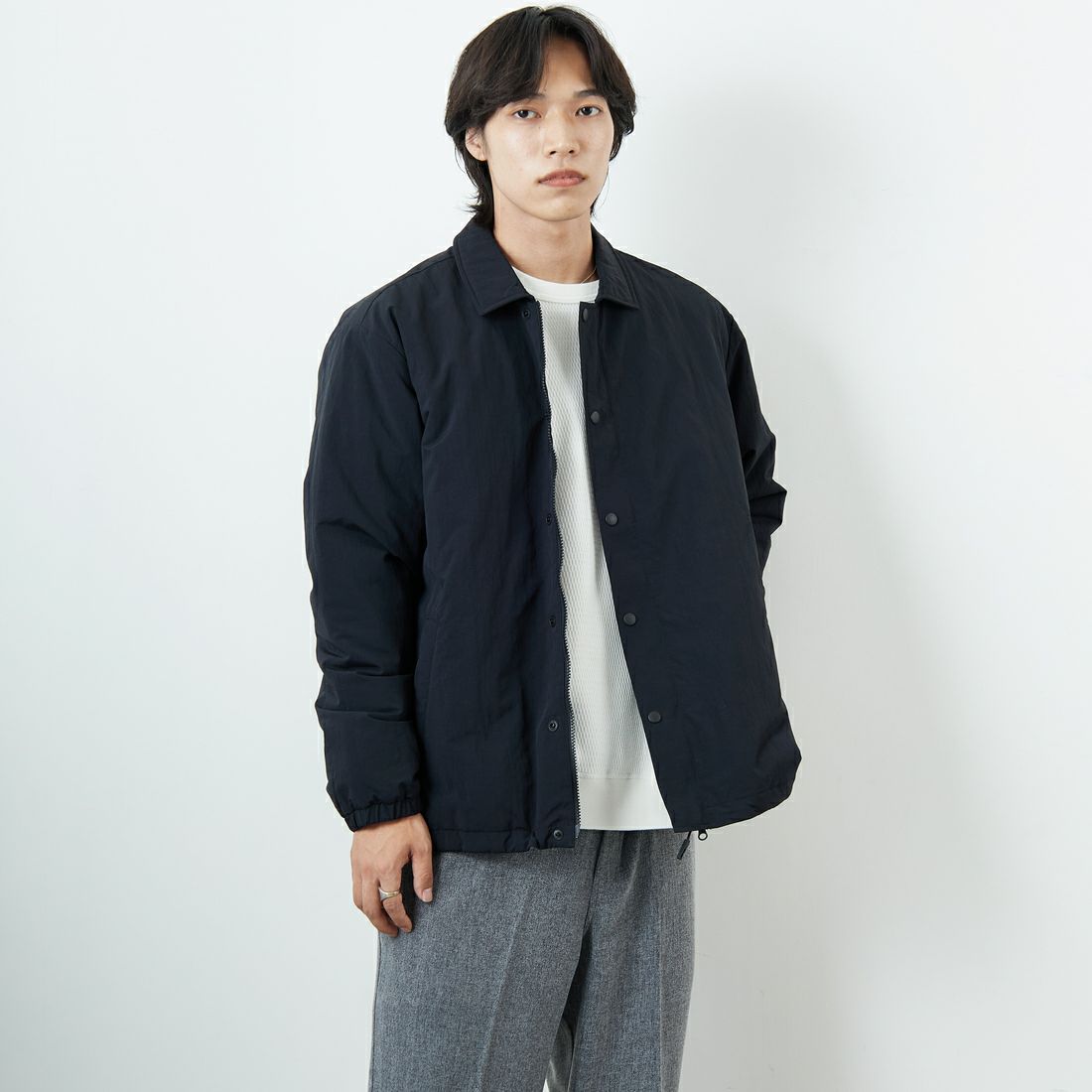 Marmot [マーモット] 別注 ワンポイントロゴ 中綿プリマロフトコーチジャケット [MTFW25UJK330IN-JF] BLACK &&モデル身長：179cm 着用サイズ：L&&