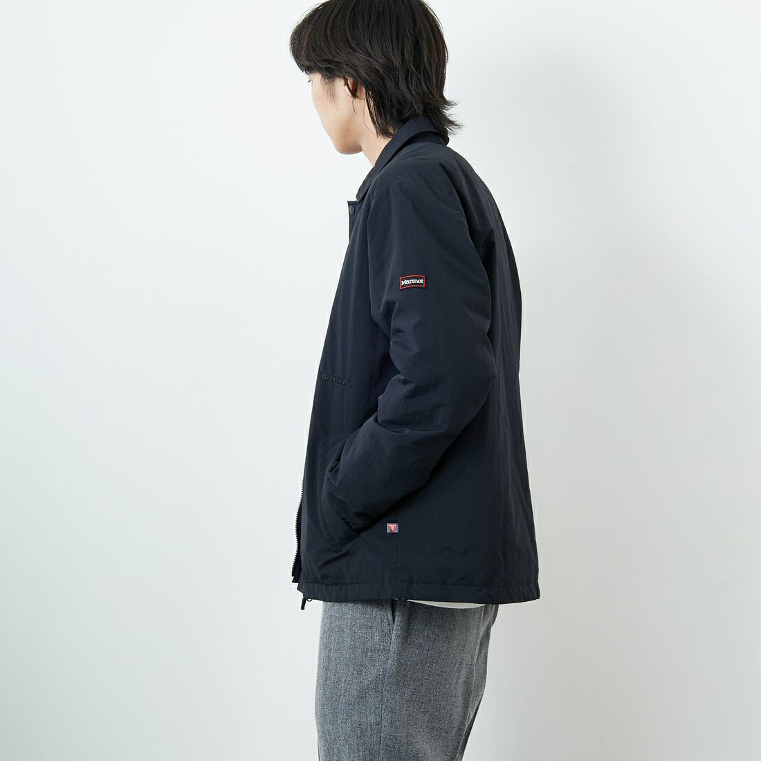 Marmot [マーモット] 別注 ワンポイントロゴ 中綿プリマロフトコーチジャケット [MTFW25UJK330IN-JF] BLACK &&モデル身長：179cm 着用サイズ：L&&