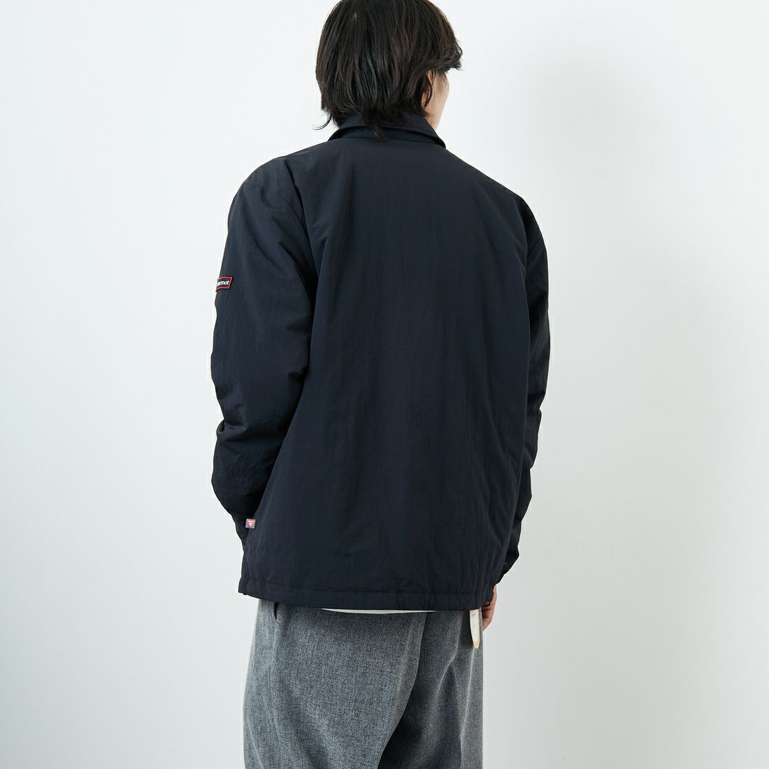 Marmot [マーモット] 別注 ワンポイントロゴ 中綿プリマロフトコーチジャケット [MTFW25UJK330IN-JF] BLACK &&モデル身長：179cm 着用サイズ：L&&