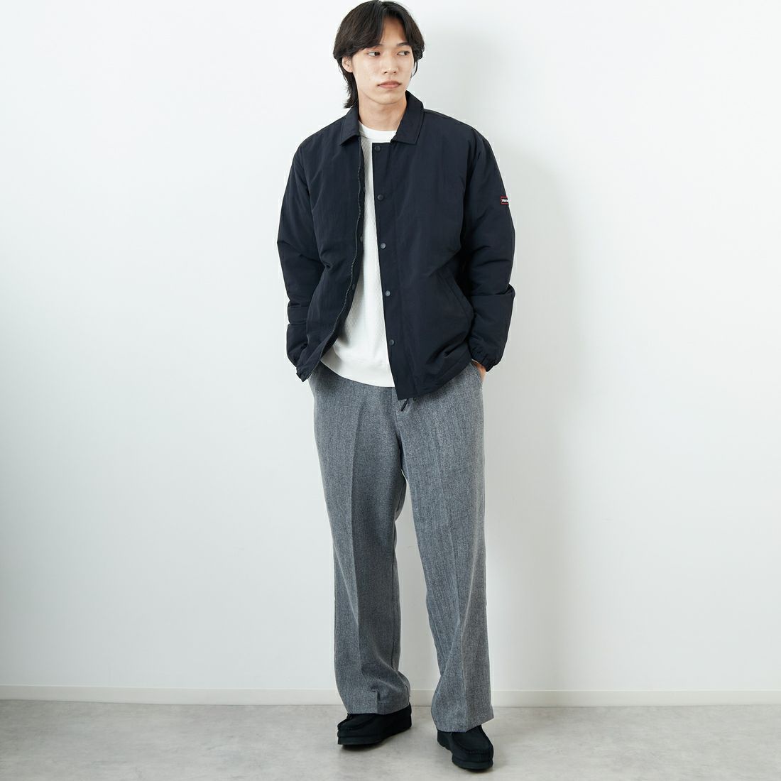 Marmot [マーモット] 別注 ワンポイントロゴ 中綿プリマロフトコーチジャケット [MTFW25UJK330IN-JF] BLACK &&モデル身長：179cm 着用サイズ：L&&