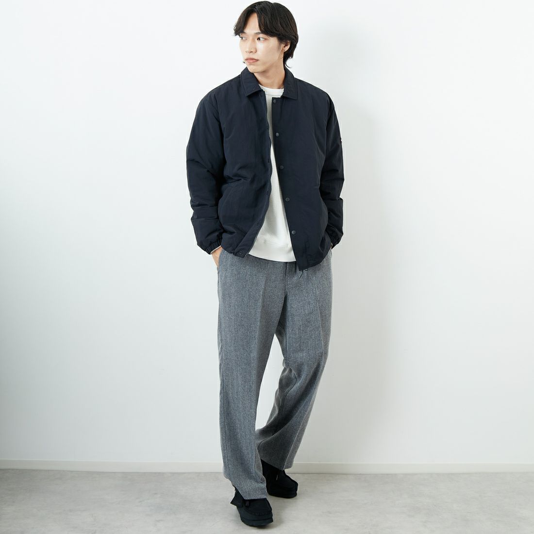 Marmot [マーモット] 別注 ワンポイントロゴ 中綿プリマロフトコーチジャケット [MTFW25UJK330IN-JF] BLACK &&モデル身長：179cm 着用サイズ：L&&