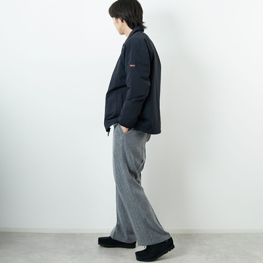Marmot [マーモット] 別注 ワンポイントロゴ 中綿プリマロフトコーチジャケット [MTFW25UJK330IN-JF] BLACK &&モデル身長：179cm 着用サイズ：L&&
