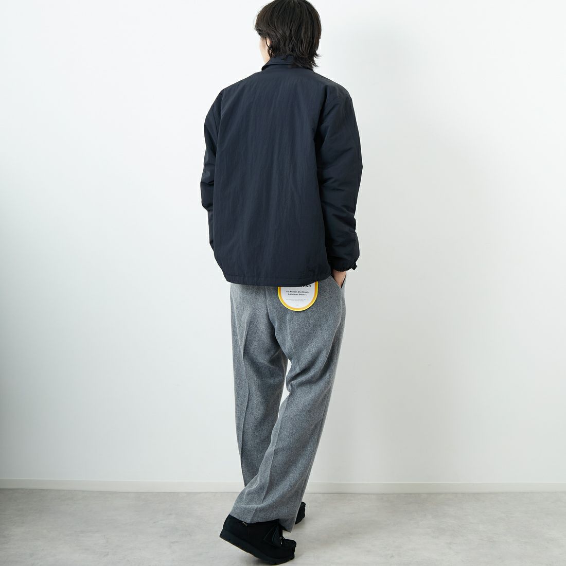 Marmot [マーモット] 別注 ワンポイントロゴ 中綿プリマロフトコーチジャケット [MTFW25UJK330IN-JF] BLACK &&モデル身長：179cm 着用サイズ：L&&