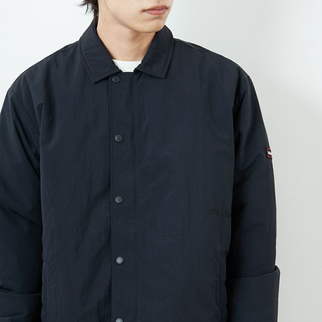 Marmot [マーモット] 別注 ワンポイントロゴ 中綿プリマロフトコーチジャケット [MTFW25UJK330IN-JF] BLACK &&モデル身長：179cm 着用サイズ：L&&