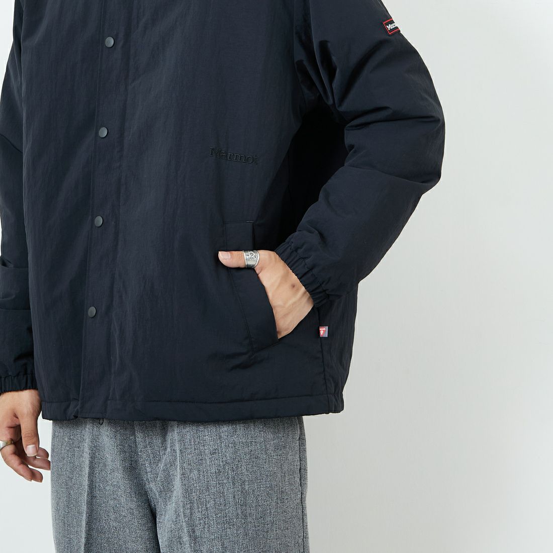 Marmot [マーモット] 別注 ワンポイントロゴ 中綿プリマロフトコーチジャケット [MTFW25UJK330IN-JF] BLACK &&モデル身長：179cm 着用サイズ：L&&