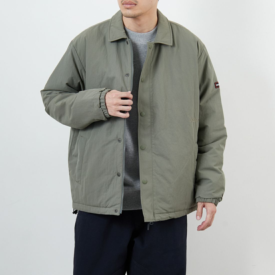 Marmot [マーモット] 別注 ワンポイントロゴ 中綿プリマロフトコーチジャケット [MTFW25UJK330IN-JF] KHAKI &&モデル身長：168cm 着用サイズ：M&&