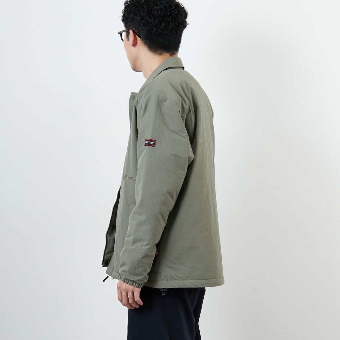 Marmot [マーモット] 別注 ワンポイントロゴ 中綿プリマロフトコーチジャケット [MTFW25UJK330IN-JF] KHAKI &&モデル身長：168cm 着用サイズ：M&&