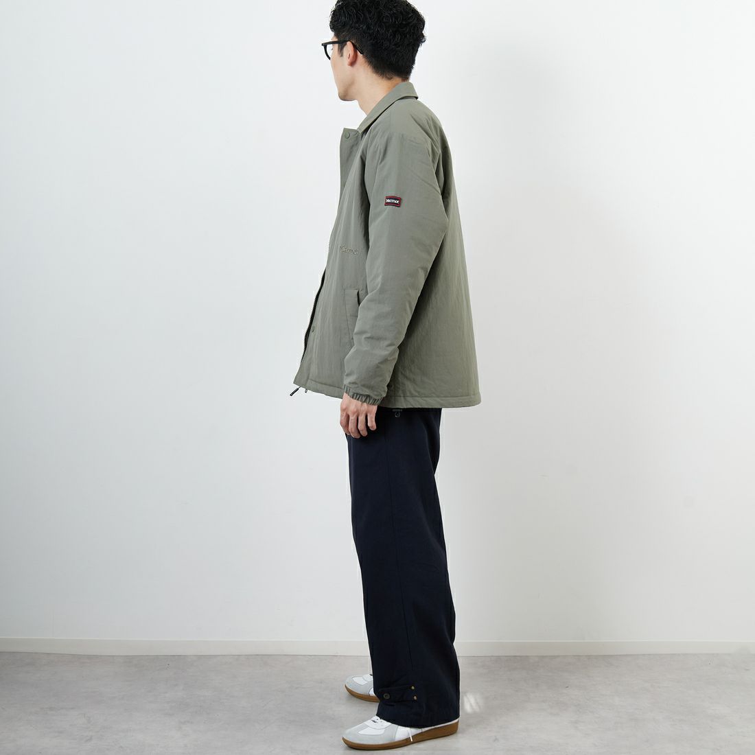 Marmot [マーモット] 別注 ワンポイントロゴ 中綿プリマロフトコーチジャケット [MTFW25UJK330IN-JF] KHAKI &&モデル身長：168cm 着用サイズ：M&&
