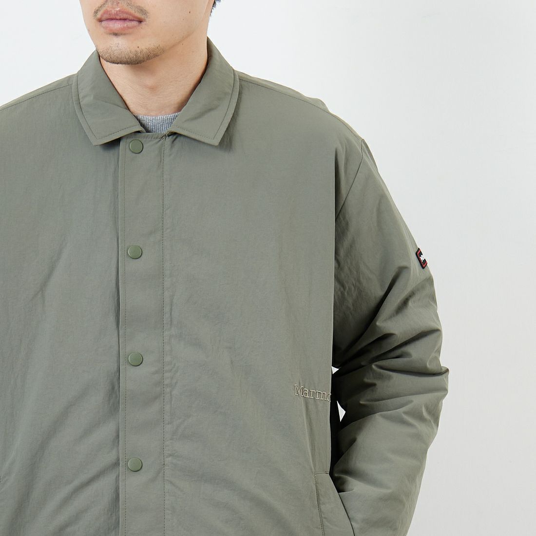 Marmot [マーモット] 別注 ワンポイントロゴ 中綿プリマロフトコーチジャケット [MTFW25UJK330IN-JF] KHAKI &&モデル身長：168cm 着用サイズ：M&&