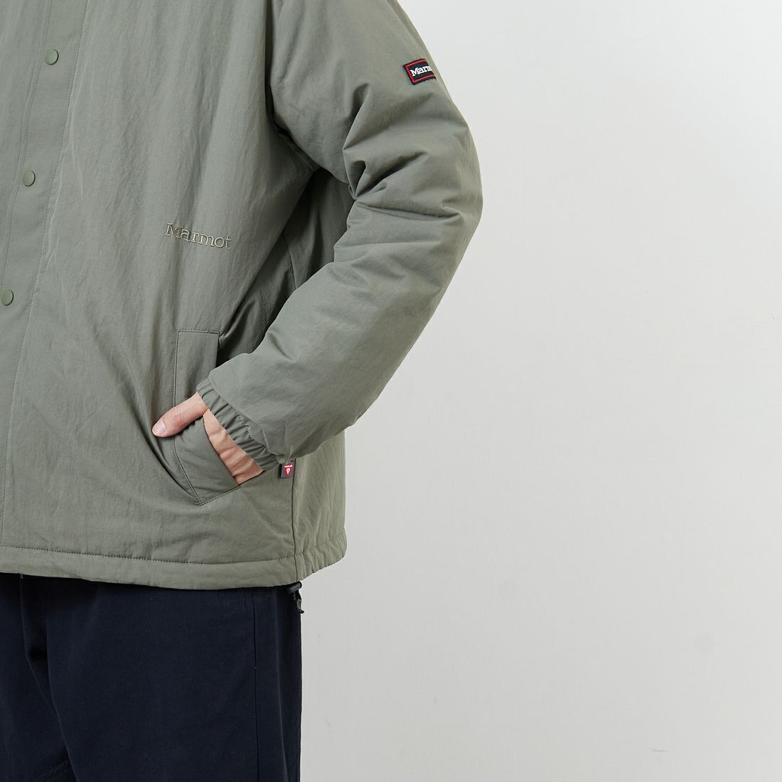 Marmot [マーモット] 別注 ワンポイントロゴ 中綿プリマロフトコーチジャケット [MTFW25UJK330IN-JF] KHAKI &&モデル身長：168cm 着用サイズ：M&&