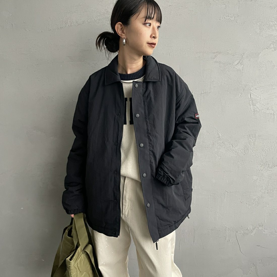Marmot [マーモット] 別注 ワンポイントロゴ 中綿プリマロフトコーチジャケット [MTFW25UJK330IN-JF] BLACK &&モデル身長：150cm 着用サイズ：S&&