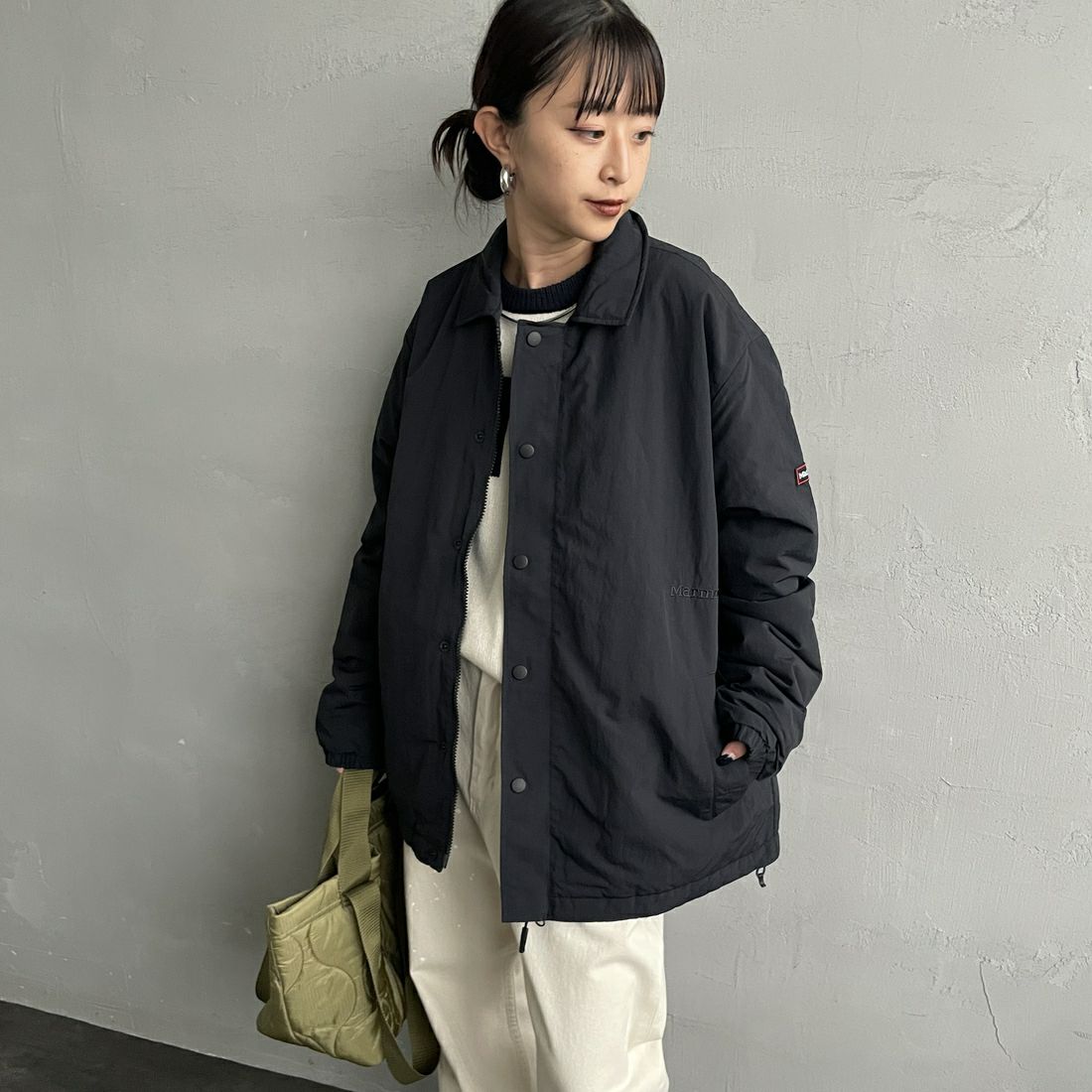 Marmot [マーモット] 別注 ワンポイントロゴ 中綿プリマロフトコーチジャケット [MTFW25UJK330IN-JF] BLACK &&モデル身長：150cm 着用サイズ：S&&