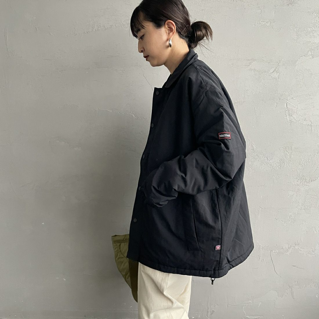 Marmot [マーモット] 別注 ワンポイントロゴ 中綿プリマロフトコーチジャケット [MTFW25UJK330IN-JF] BLACK &&モデル身長：150cm 着用サイズ：S&&