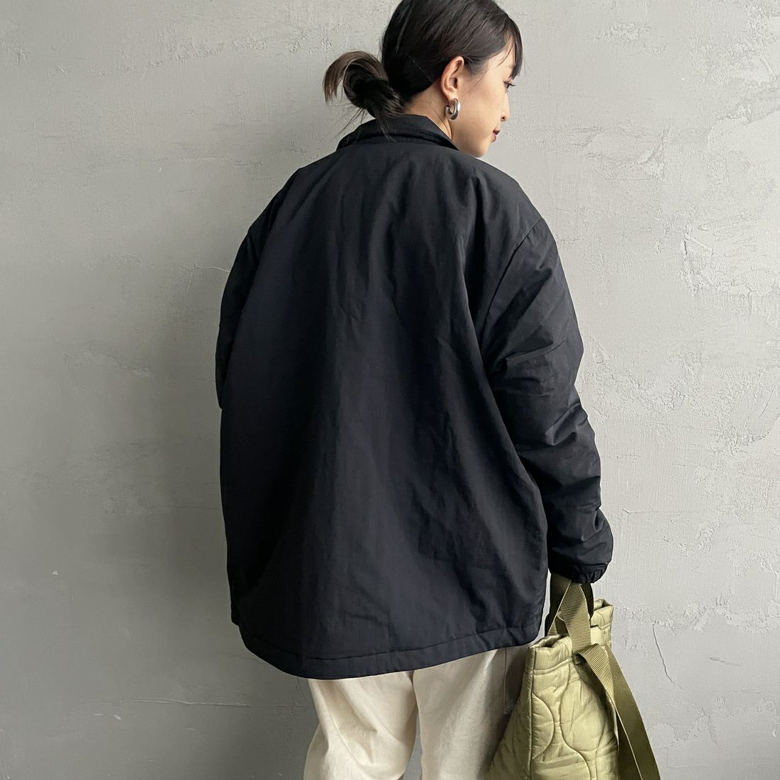 Marmot [マーモット] 別注 ワンポイントロゴ 中綿プリマロフトコーチジャケット [MTFW25UJK330IN-JF] BLACK &&モデル身長：150cm 着用サイズ：S&&
