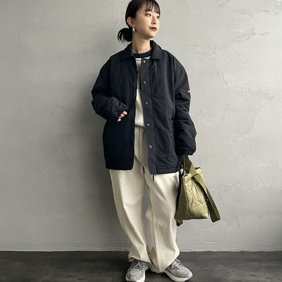 Marmot [マーモット] 別注 ワンポイントロゴ 中綿プリマロフトコーチジャケット [MTFW25UJK330IN-JF] BLACK &&モデル身長：150cm 着用サイズ：S&&