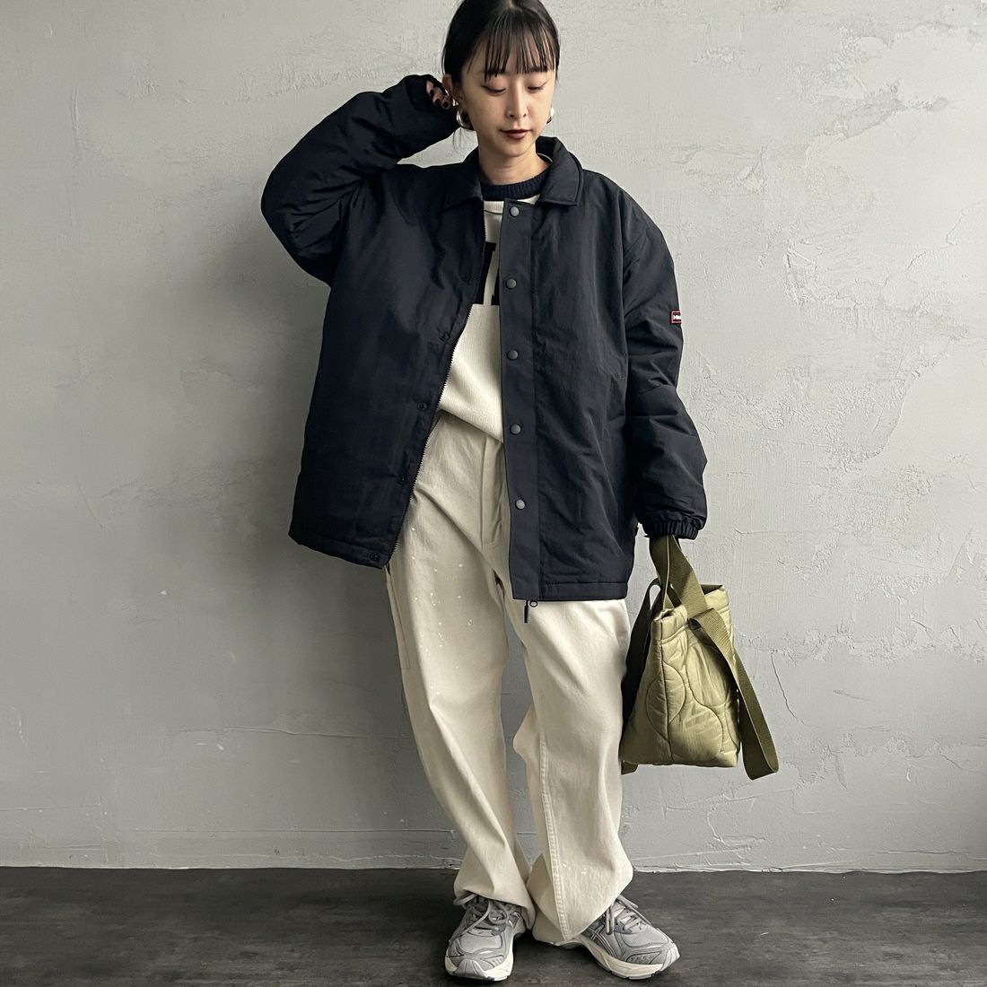 Marmot [マーモット] 別注 ワンポイントロゴ 中綿プリマロフトコーチジャケット [MTFW25UJK330IN-JF] BLACK &&モデル身長：150cm 着用サイズ：S&&