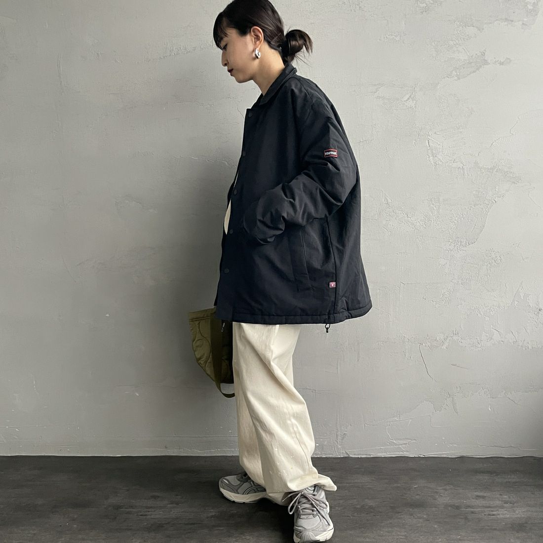 Marmot [マーモット] 別注 ワンポイントロゴ 中綿プリマロフトコーチジャケット [MTFW25UJK330IN-JF] BLACK &&モデル身長：150cm 着用サイズ：S&&