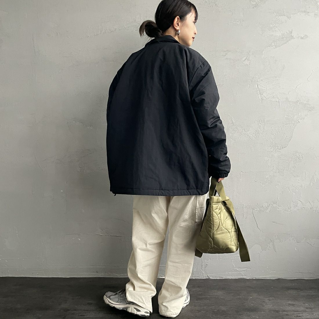 Marmot [マーモット] 別注 ワンポイントロゴ 中綿プリマロフトコーチジャケット [MTFW25UJK330IN-JF] BLACK &&モデル身長：150cm 着用サイズ：S&&