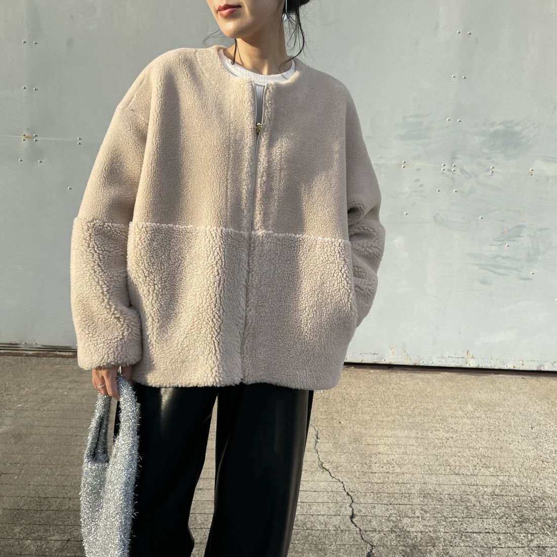 MICA&DEAL [マイカアンドディール] リバーシブルノーカラーボアコート [0125307267] BEIGE &&モデル身長：160cm 着用サイズ：F&&