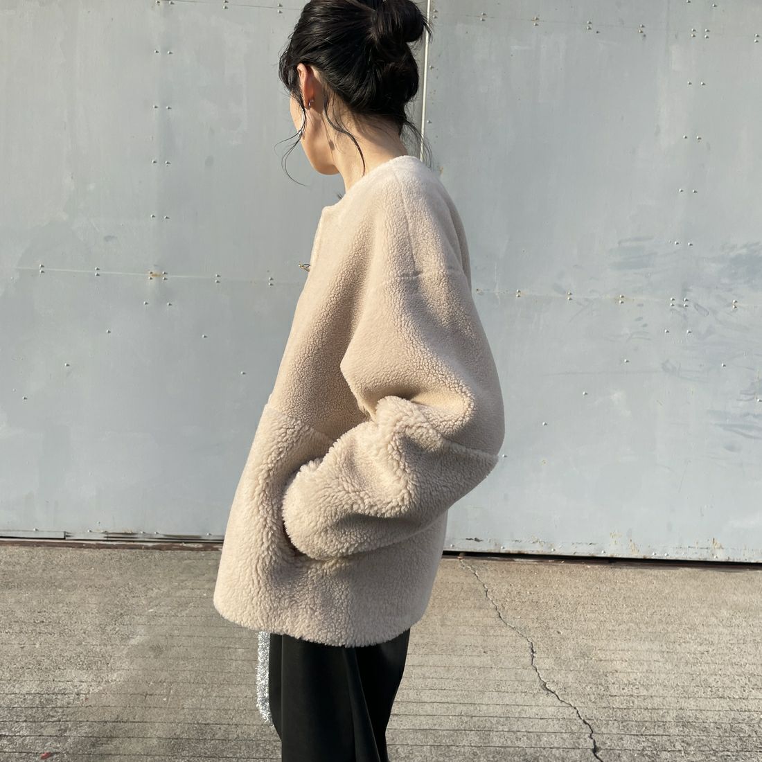 MICA&DEAL [マイカアンドディール] リバーシブルノーカラーボアコート [0125307267] BEIGE &&モデル身長：160cm 着用サイズ：F&&