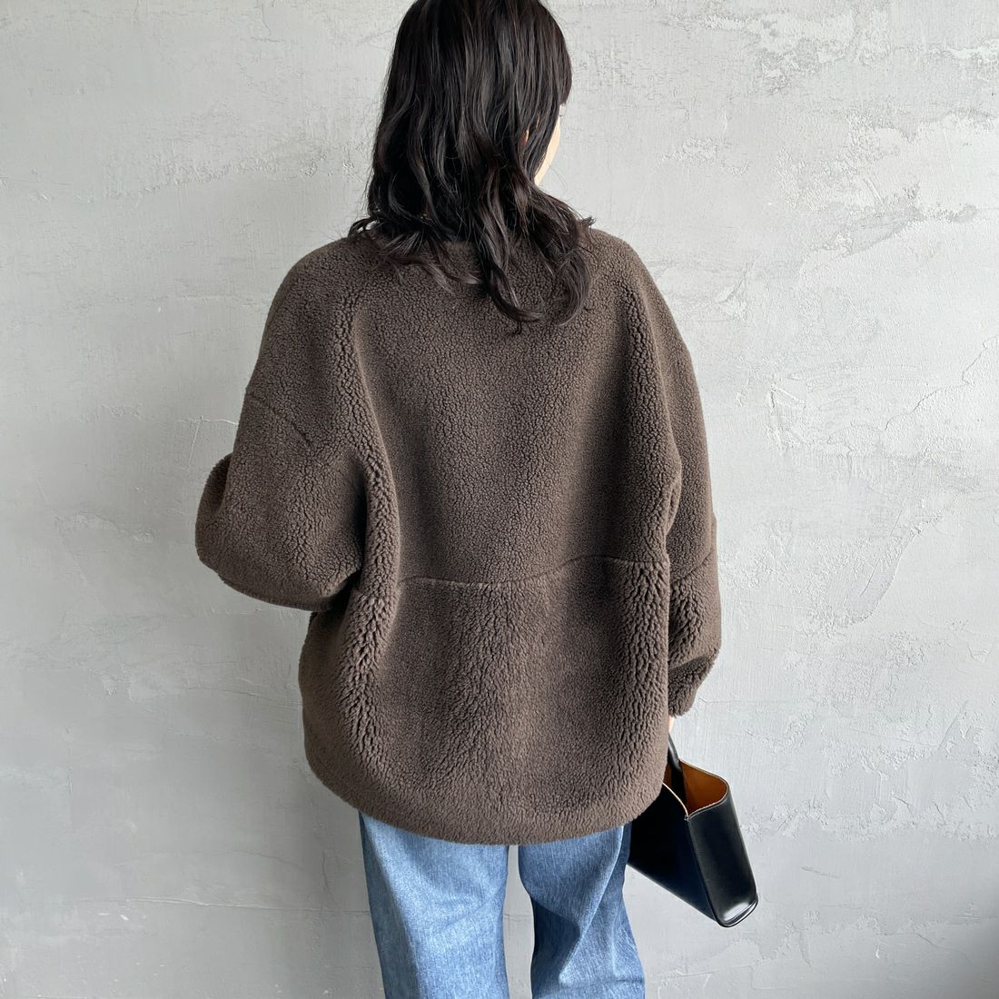 MICA&DEAL [マイカアンドディール] リバーシブルノーカラーボアコート [0125307267] BROWN &&モデル身長：160cm 着用サイズ：F&&