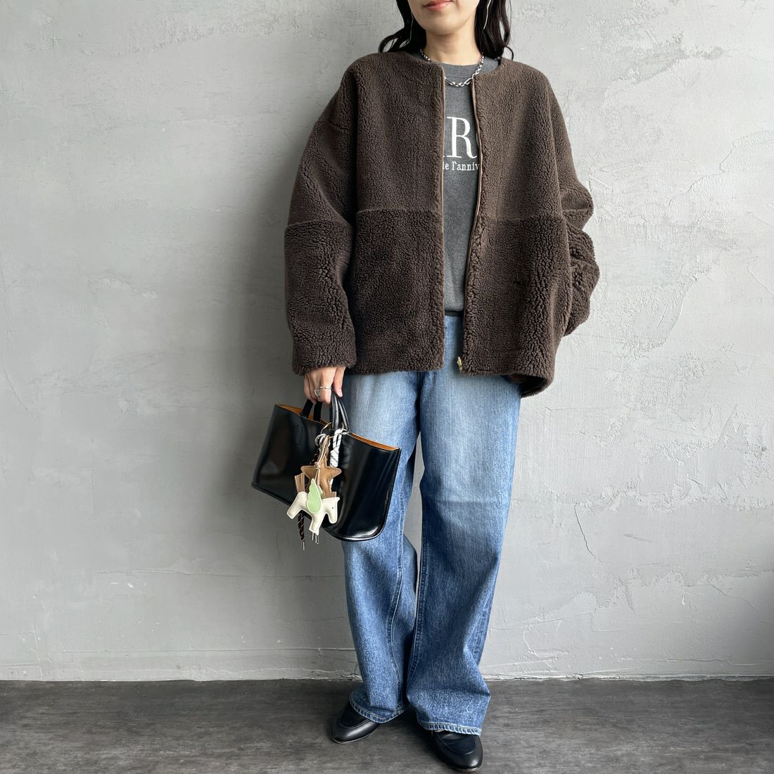 MICA&DEAL [マイカアンドディール] リバーシブルノーカラーボアコート [0125307267] BROWN &&モデル身長：160cm 着用サイズ：F&&