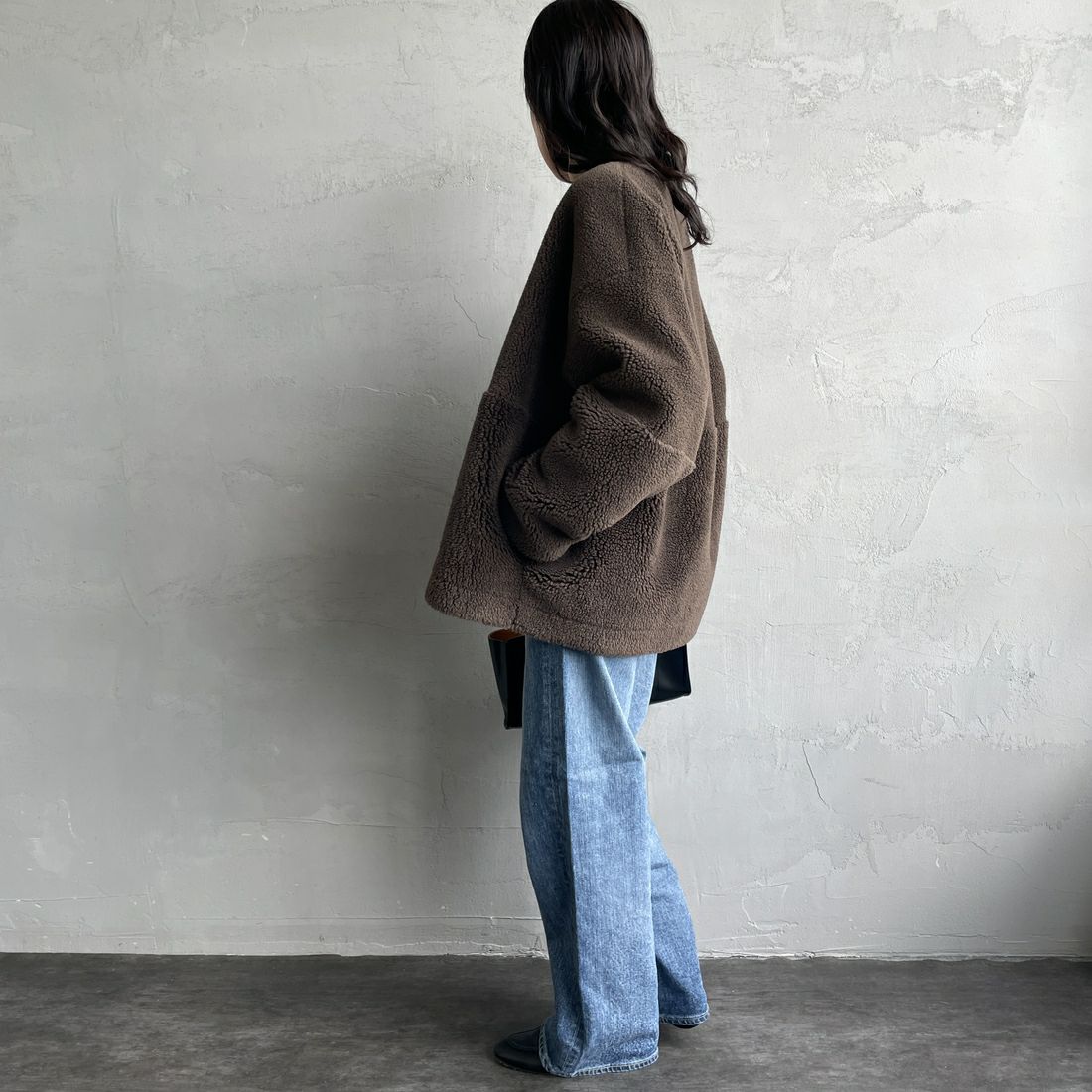MICA&DEAL [マイカアンドディール] リバーシブルノーカラーボアコート [0125307267] BROWN &&モデル身長：160cm 着用サイズ：F&&
