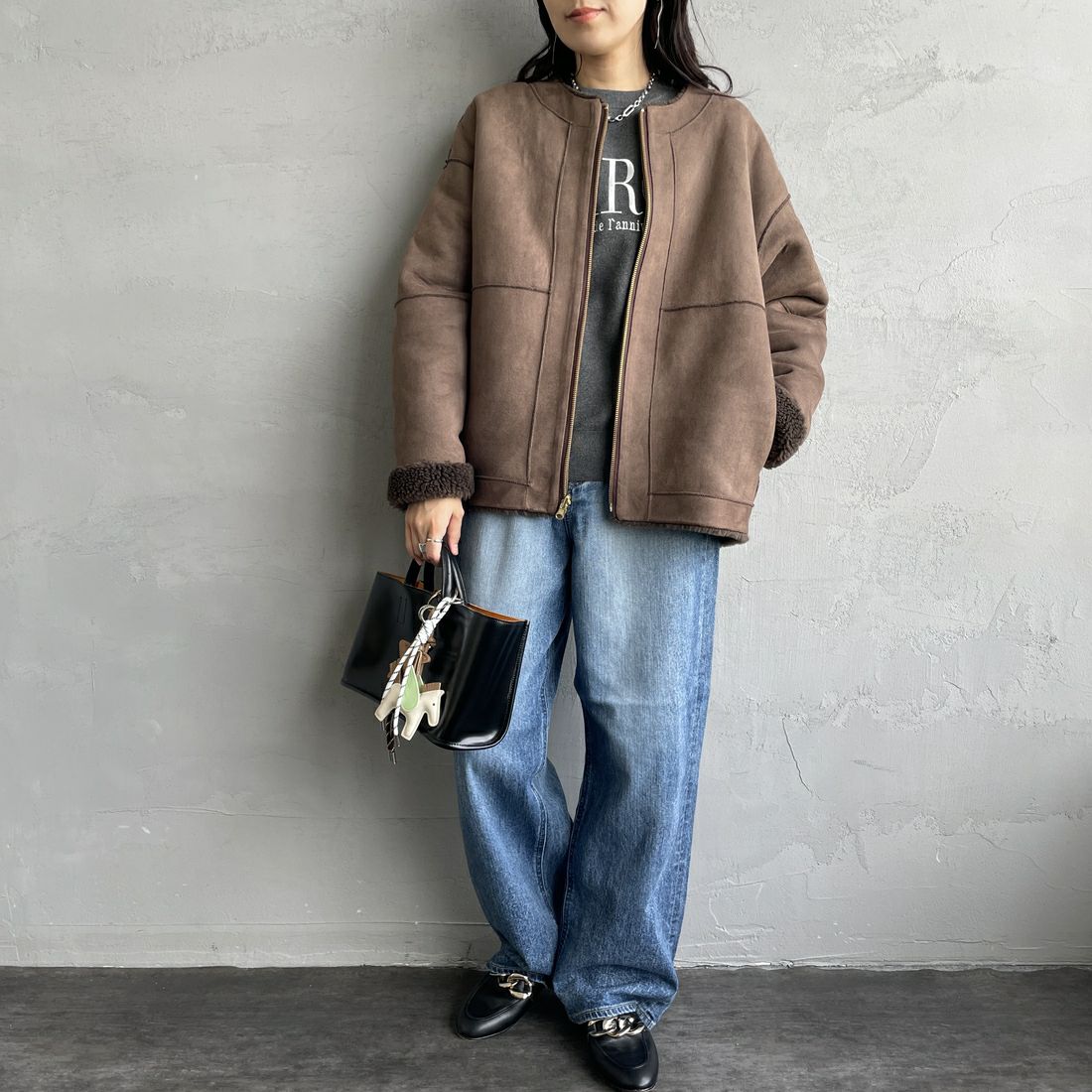 MICA&DEAL [マイカアンドディール] リバーシブルノーカラーボアコート [0125307267] BROWN &&モデル身長：160cm 着用サイズ：F&&