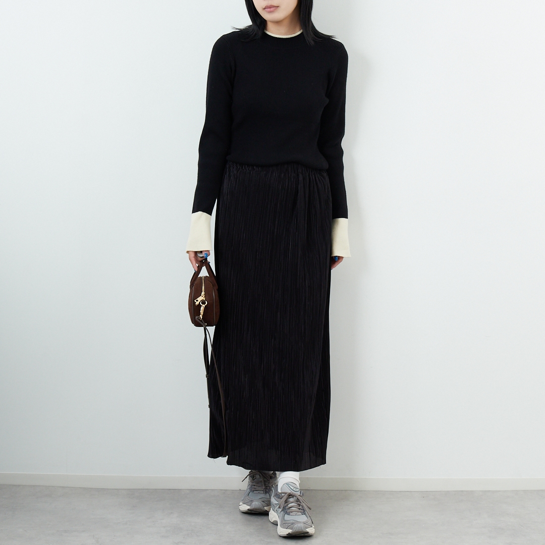 Maison de L'allure [メゾン ドゥ ラリュール] バイカラーリブニット [M23121008] 09 BLK/OFF &&モデル身長：167cm 着用サイズ：F&&