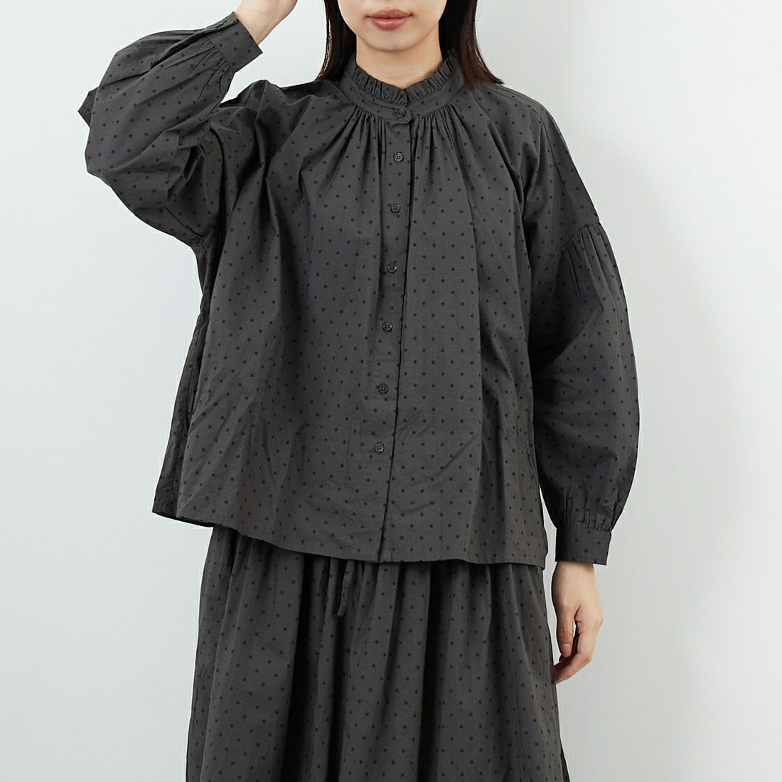 soil [ソイル] ドットコットンポプリン フリルカラーシャツ [NSL25533] 973M GY M. &&モデル身長：162cm 着用サイズ：1&&
