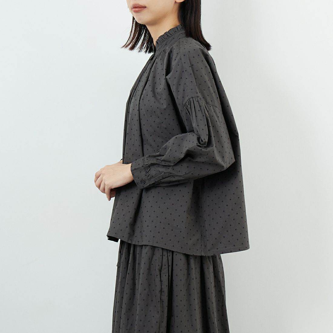 soil [ソイル] ドットコットンポプリン フリルカラーシャツ [NSL25533] 973M GY M. &&モデル身長：162cm 着用サイズ：1&&