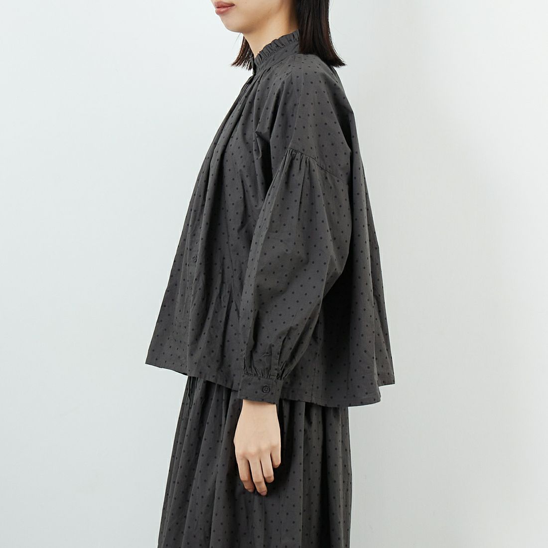 soil [ソイル] ドットコットンポプリン フリルカラーシャツ [NSL25533] 973M GY M. &&モデル身長：162cm 着用サイズ：1&&
