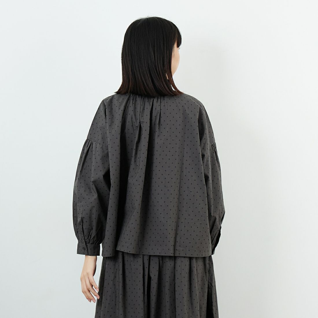 soil [ソイル] ドットコットンポプリン フリルカラーシャツ [NSL25533] 973M GY M. &&モデル身長：162cm 着用サイズ：1&&