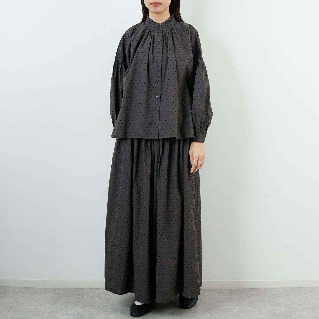 soil [ソイル] ドットコットンポプリン フリルカラーシャツ [NSL25533] 973M GY M. &&モデル身長：162cm 着用サイズ：1&&