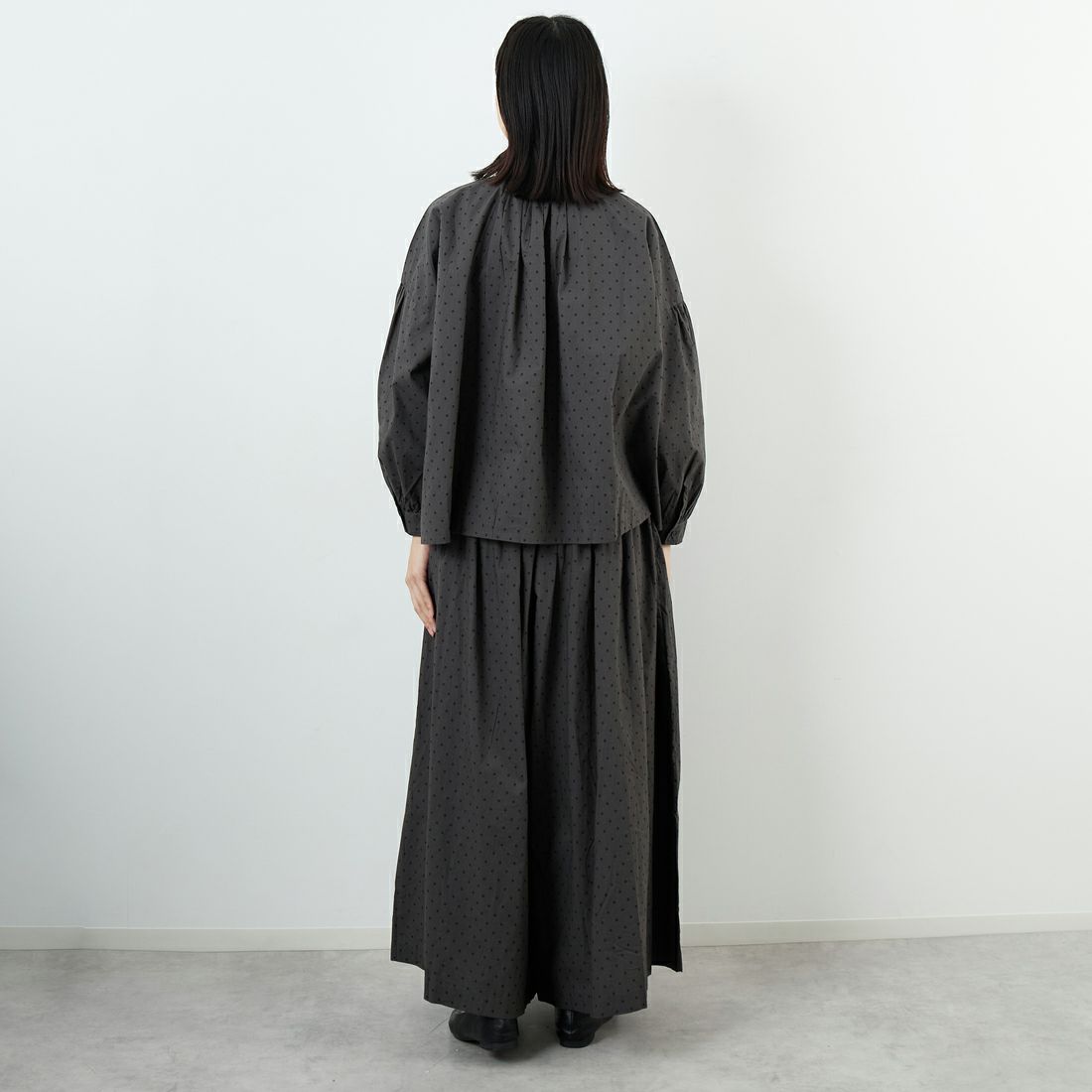 soil [ソイル] ドットコットンポプリン フリルカラーシャツ [NSL25533] 973M GY M. &&モデル身長：162cm 着用サイズ：1&&