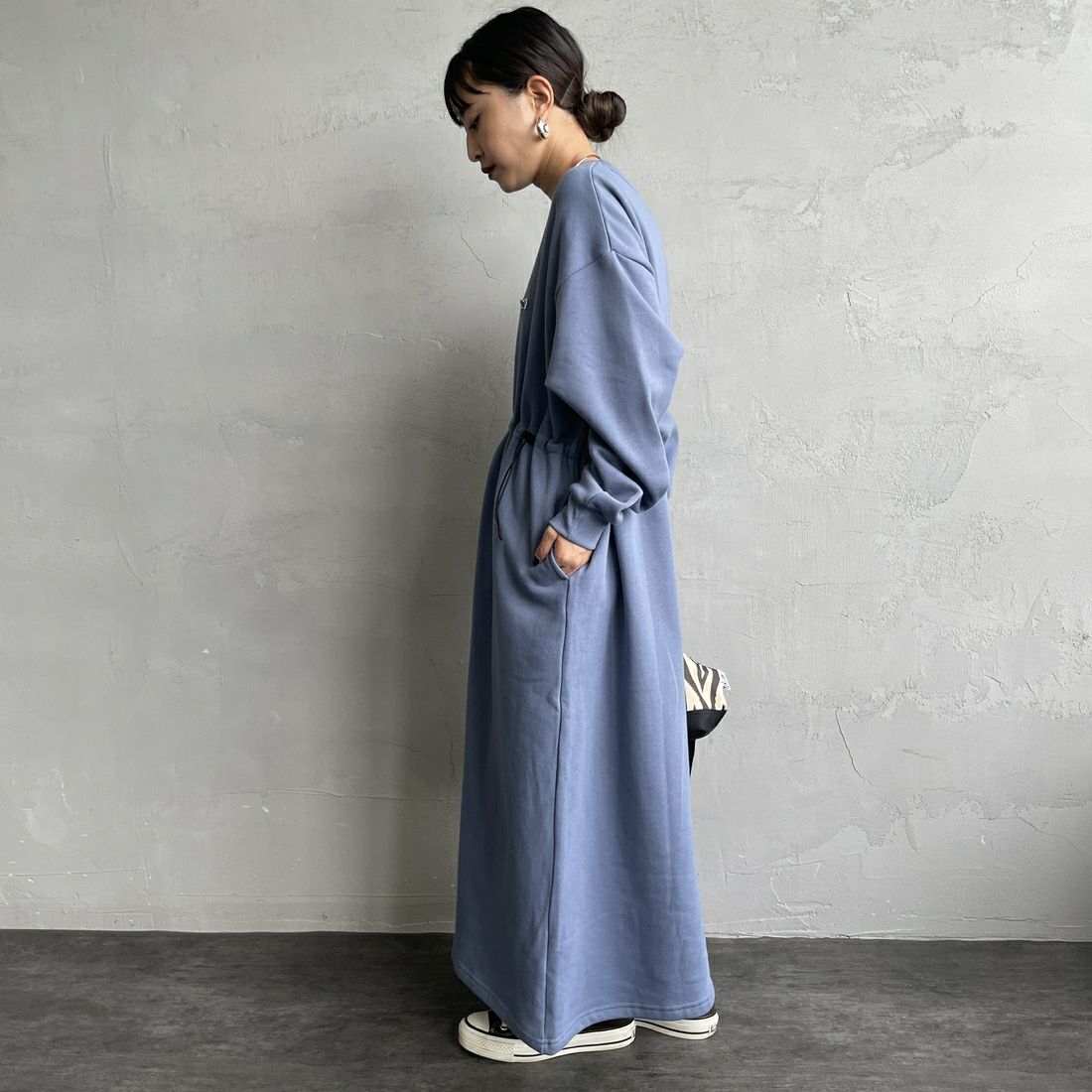 THE FOX [ザフォックス] ウエストドローコード スウェットワンピース [JFL25AW-07-JF] BLUE &&モデル身長：150cm 着用サイズ：S&&