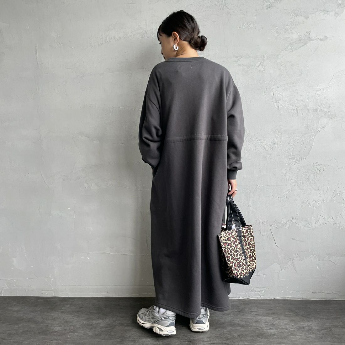 THE FOX [ザフォックス] ウエストドローコード スウェットワンピース [JFL25AW-07-JF] SUMIKURO &&モデル身長：150cm 着用サイズ：S&&