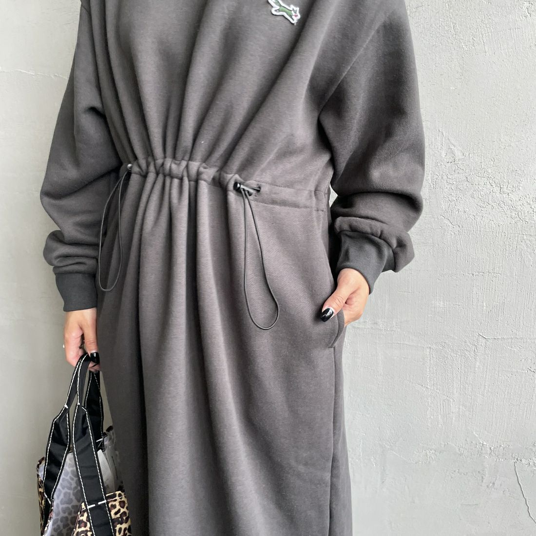 THE FOX [ザフォックス] ウエストドローコード スウェットワンピース [JFL25AW-07-JF] SUMIKURO &&モデル身長：150cm 着用サイズ：S&&