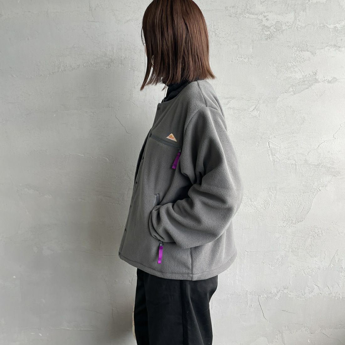KELTY [ケルティ] 別注 クルーネック フリースカーディガン [KE254W30IN01-JF] CHARCOAL &&モデル身長：159cm 着用サイズ：M&&