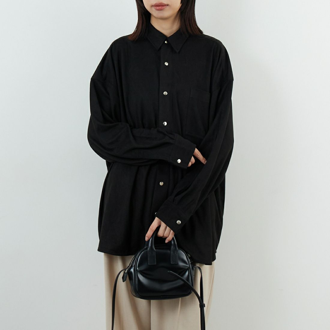 Noir Fabrik [ヌワールファブリック] フェイクスエードビッグシャツ [IN3-SH-5] BLACK &&モデル身長：162cm 着用サイズ：F&&