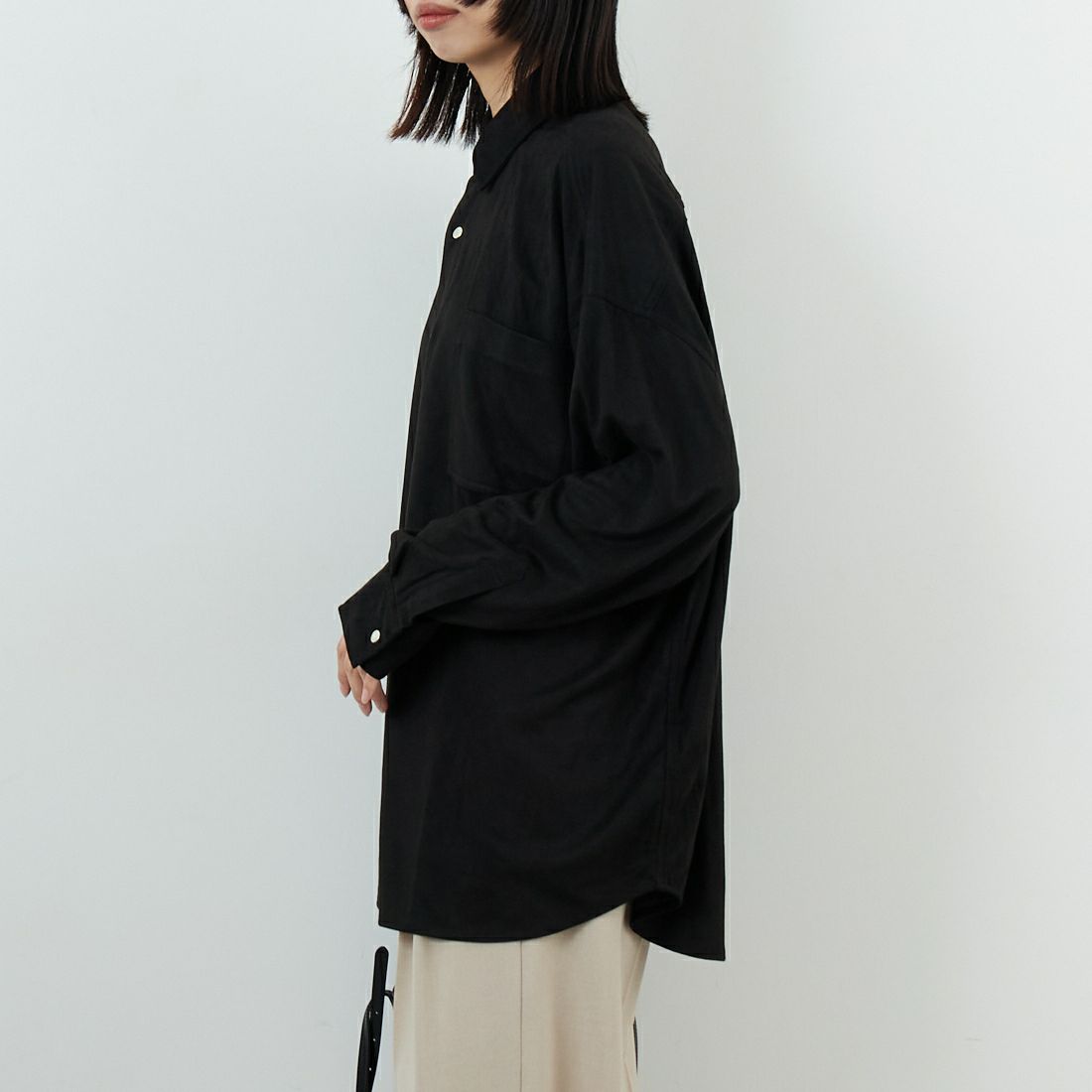 Noir Fabrik [ヌワールファブリック] フェイクスエードビッグシャツ [IN3-SH-5] BLACK &&モデル身長：162cm 着用サイズ：F&&