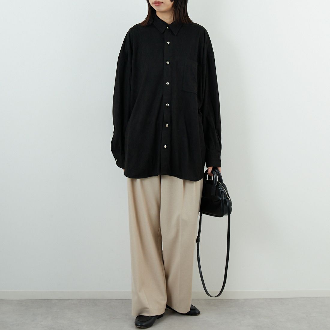 Noir Fabrik [ヌワールファブリック] フェイクスエードビッグシャツ [IN3-SH-5] BLACK &&モデル身長：162cm 着用サイズ：F&&