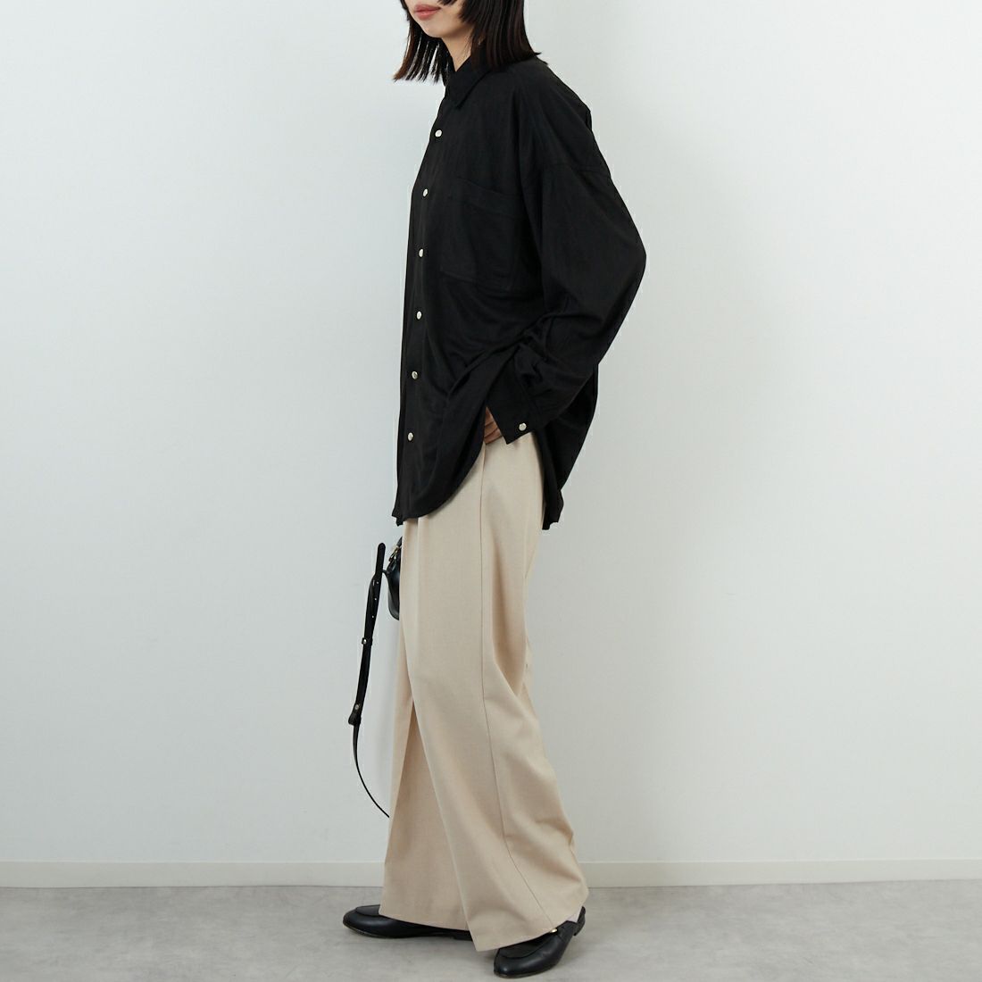 Noir Fabrik [ヌワールファブリック] フェイクスエードビッグシャツ [IN3-SH-5] BLACK &&モデル身長：162cm 着用サイズ：F&&