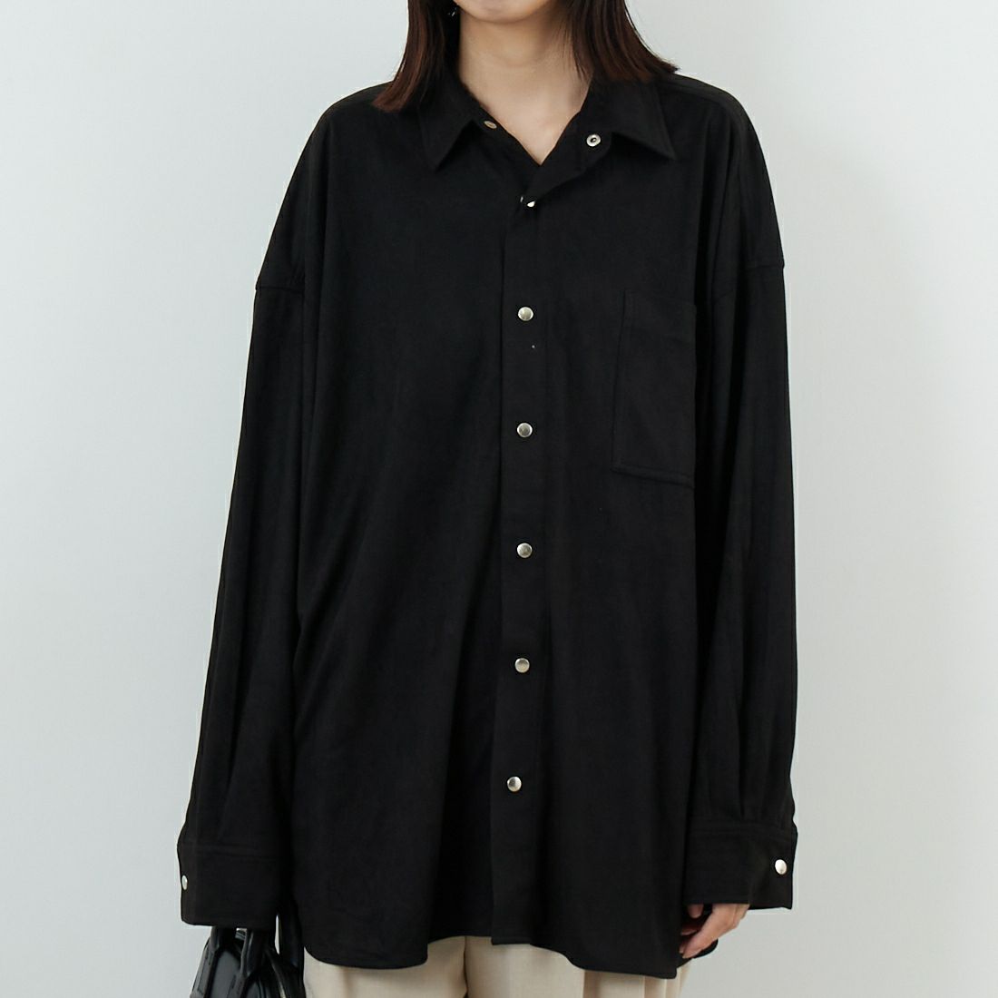 Noir Fabrik [ヌワールファブリック] フェイクスエードビッグシャツ [IN3-SH-5] BLACK &&モデル身長：162cm 着用サイズ：F&&