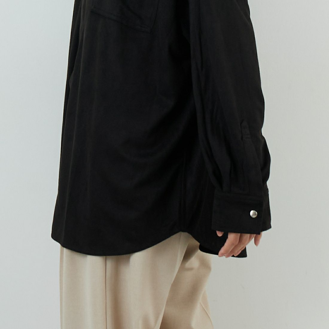 Noir Fabrik [ヌワールファブリック] フェイクスエードビッグシャツ [IN3-SH-5] BLACK &&モデル身長：162cm 着用サイズ：F&&