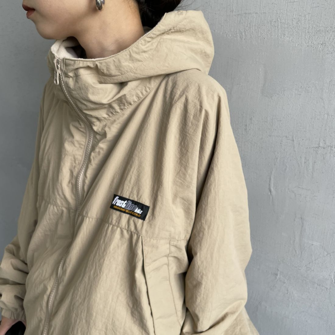 frostline [フロストライン] 別注 リバーシブルフードブルゾン [FL15-JK-IN5-JF] BEIGE &&モデル身長：150cm 着用サイズ：M&&