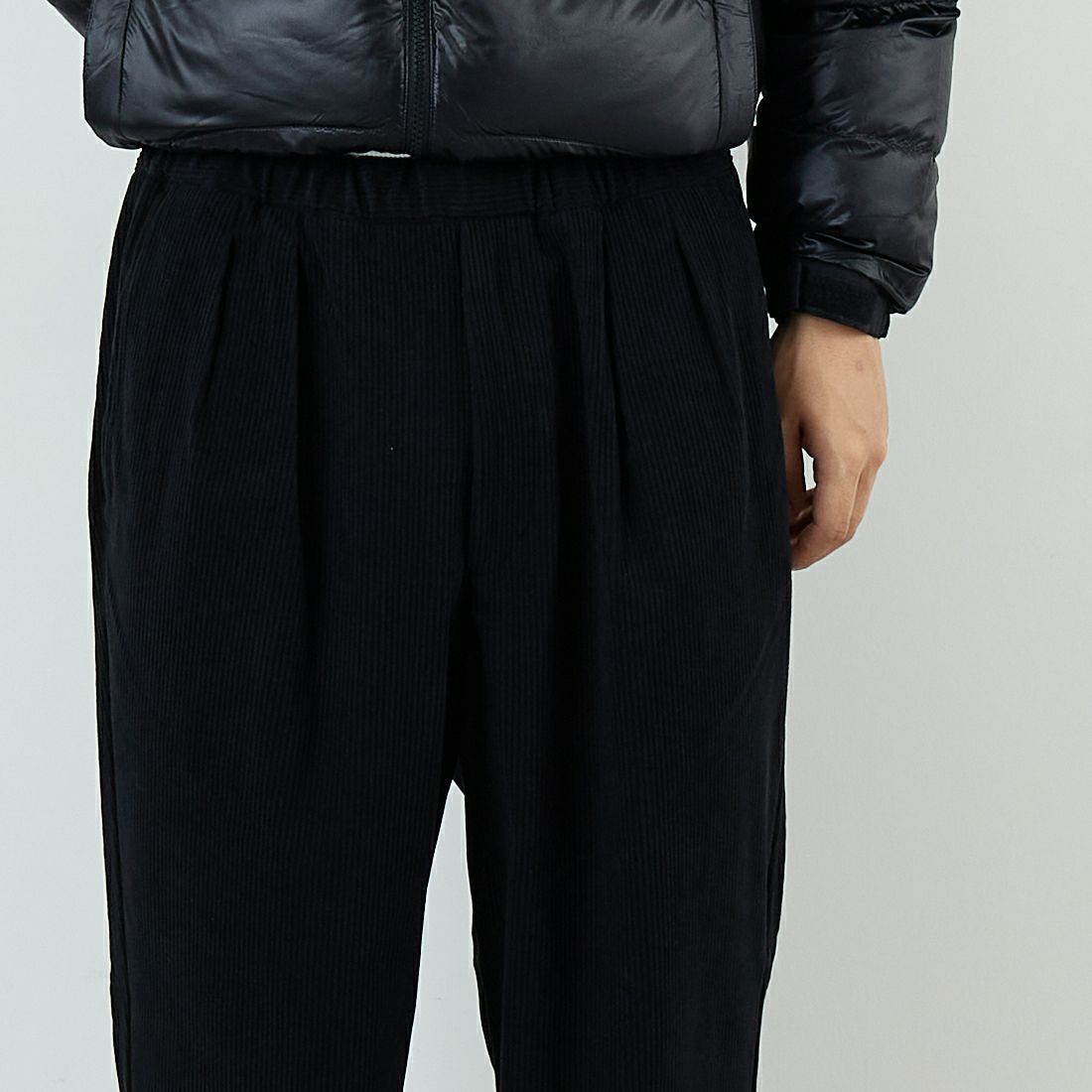 Noir Fabrik [ヌワールファブリック] トリコットコーディロイ ワイドタックイージーパンツ [NF-254-037] 61 BLK &&モデル身長：179cm 着用サイズ：L&&