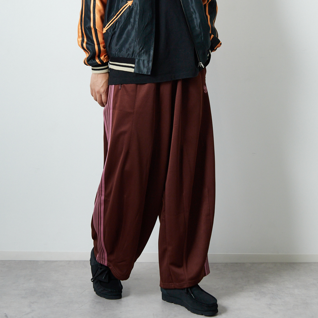 Needles [ニードルズ] ヒザデルトラックパンツ [RW320] A BROWN &&モデル身長：179cm 着用サイズ：XS&&